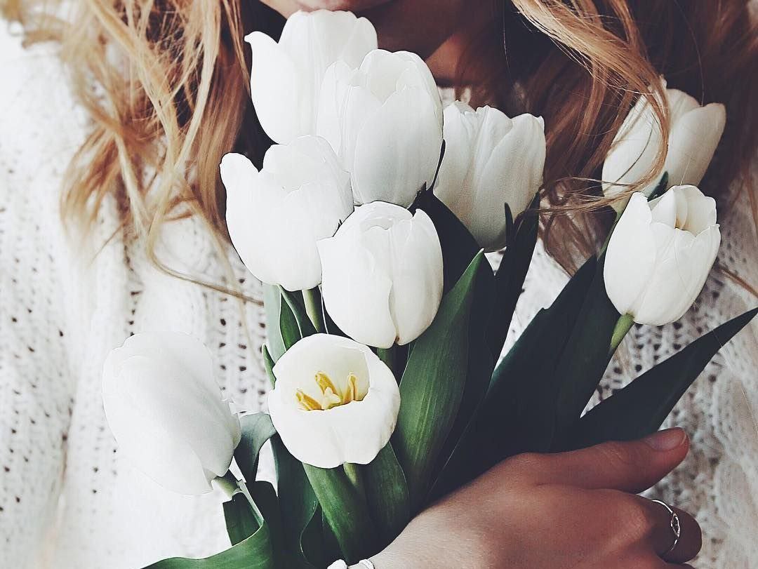 Полюби нас черненькими а беленькими. Девушка с тюльпанами. Белые тюльпаны Эстетика. Тюльпаны фото Эстетика.