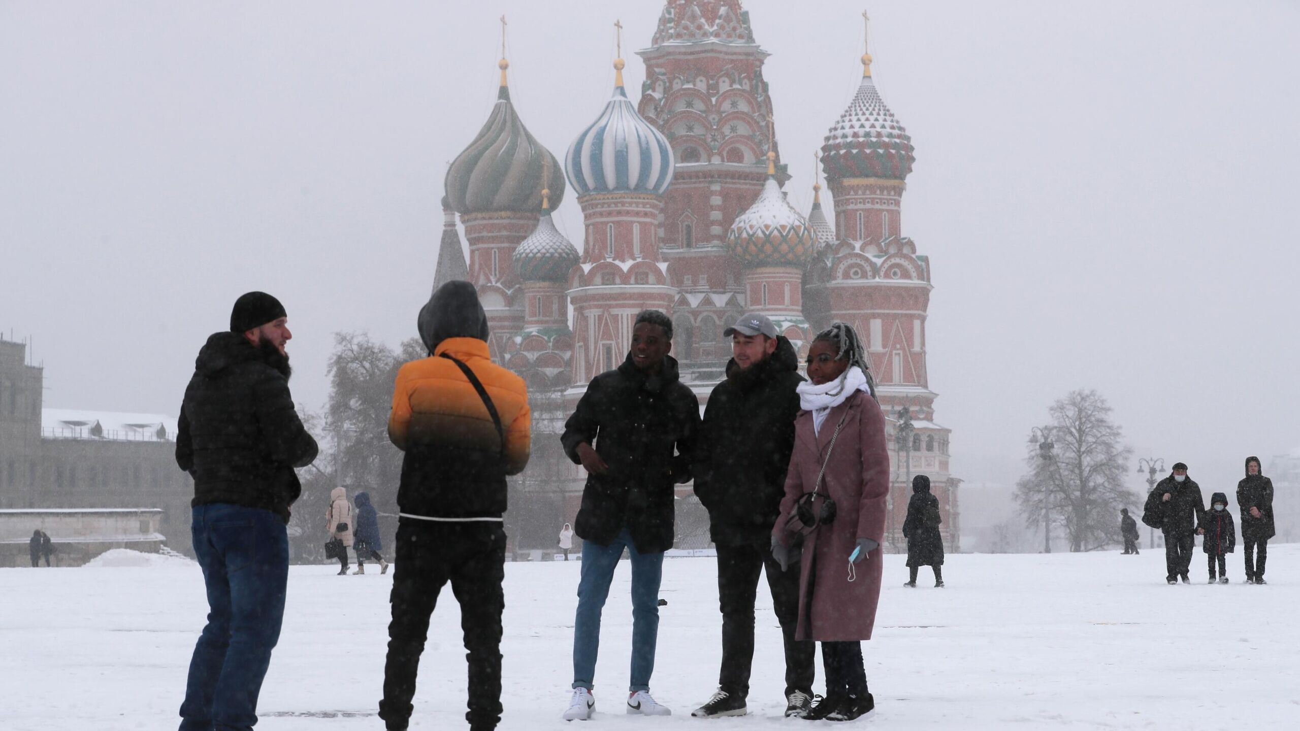 Иностранцы в новгороде. Иностранцы зимой в России. Москва зима люди. Зима в Москве 2020. Туристы на красной площади.