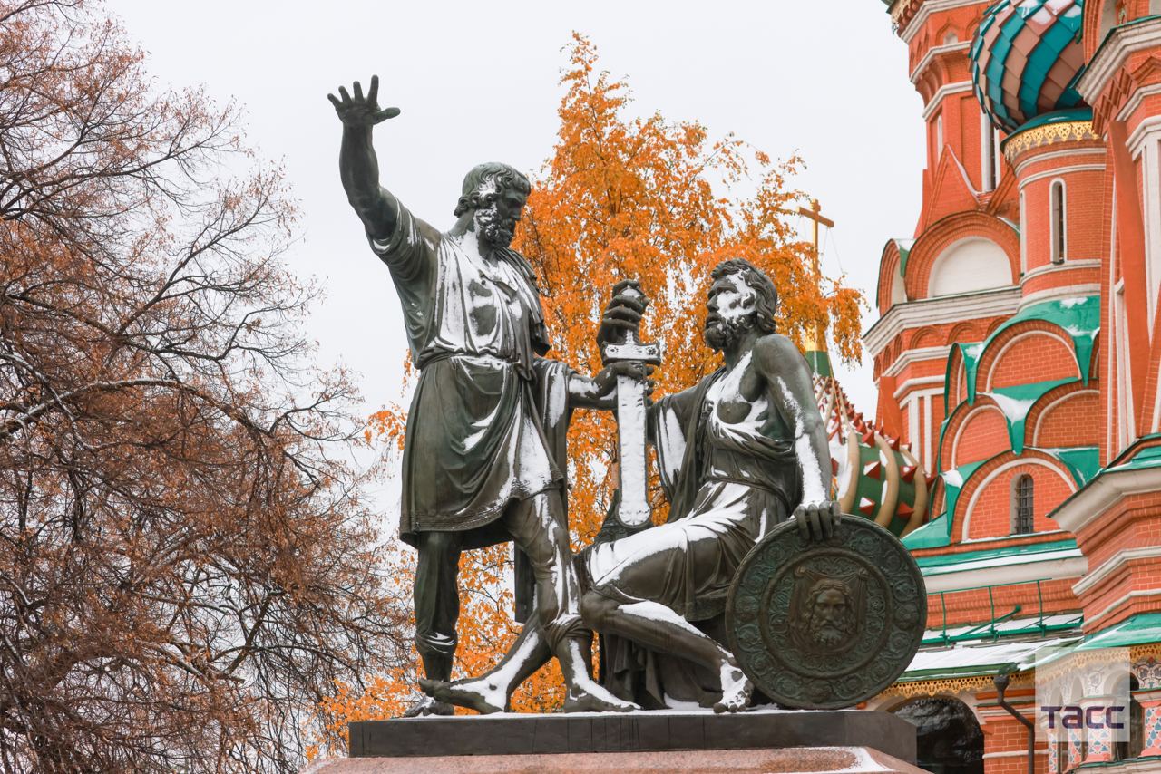 В каких городах установлены памятники пожарскому. Памятник Кузьме Минину и Дмитрию Пожарскому в Москве. Кузьма Минин и Дмитрий Пожарский памятник. Кузьма Минин памятник. Иван Мартос памятник Минину и Пожарскому.