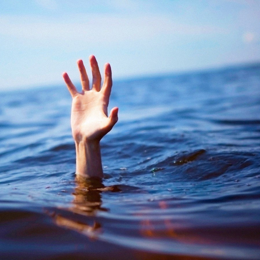 Человек тонет в воде