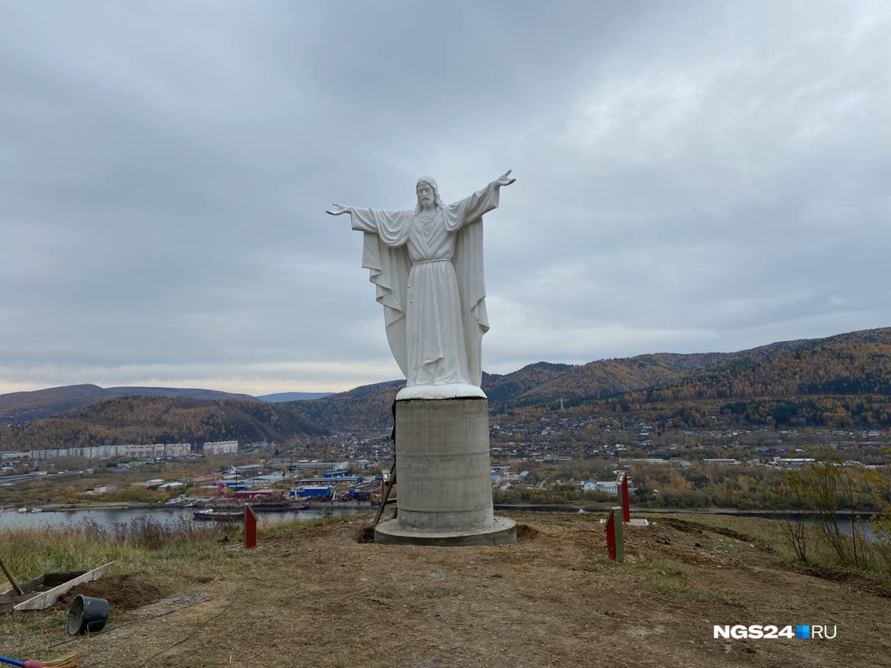 На горе статуя у статуи нету. В Красноярске появилась скульптура Христа-Искупителя. Статуя Иисуса Христа в Красноярске. Памятник Иисусу Христу в Красноярске. Статуя Иисуса Христа в Рио-де-Жанейро.