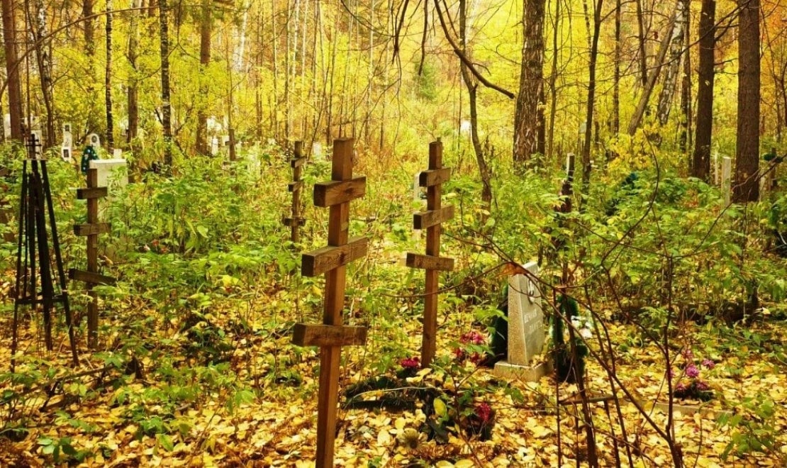 Заельцовское кладбище новосибирск найти могилу. Заельцовское кладбище Новосибирск. Мочищенское кладбище. Мочищенское кладбище Новосибирск. Уборка могил на кладбище.