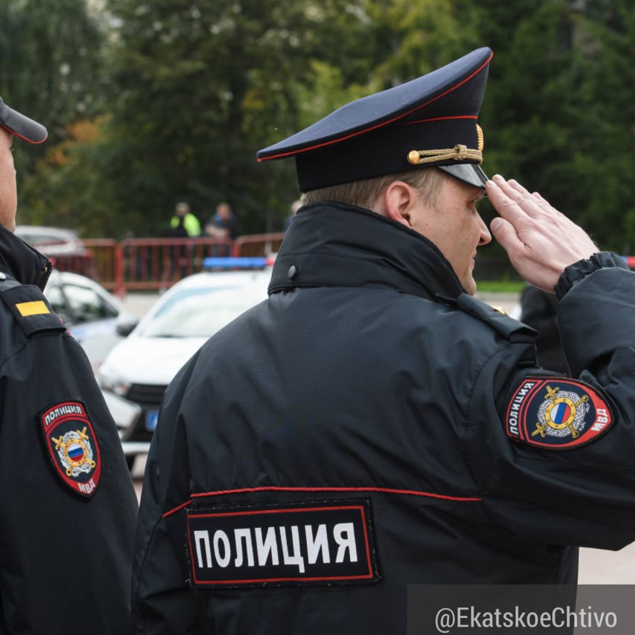 Что спрашивает полиция. Сотрудник полиции отдает воинское Приветствие.