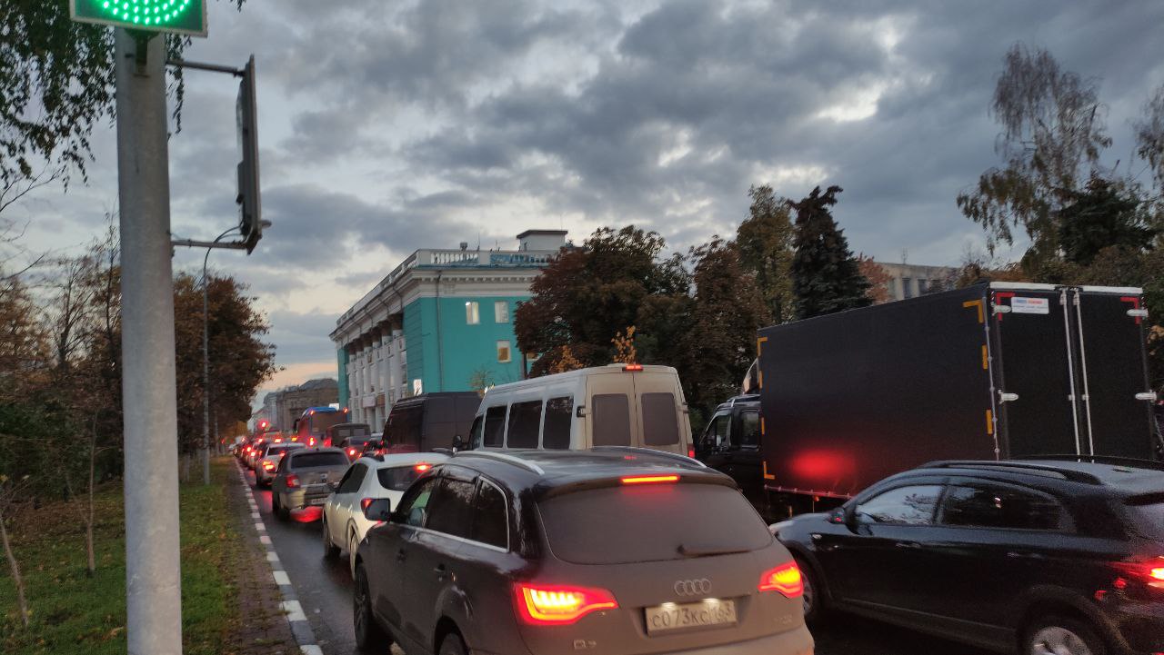 Дорожная пробка. Пробки Ульяновск.