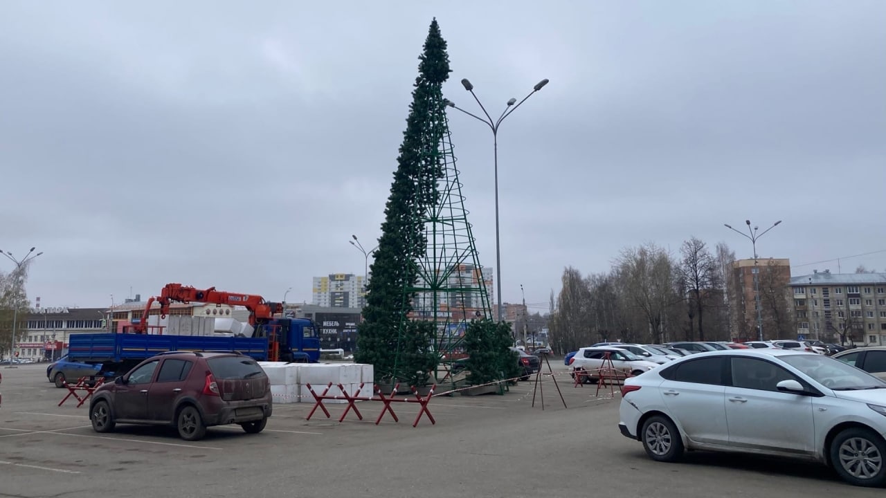 Ижевск установка. Каркас для елки. Каркас для новогодней елки. Ограждение новогодней елки на улице. Новогодняя елка Удмуртия.