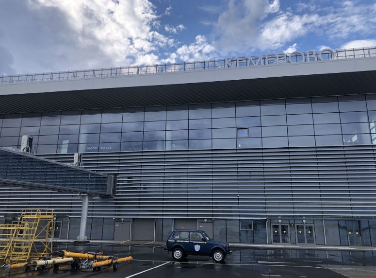 Парковка в новокузнецком аэропорту. Кемеровский аэропорт. Аэропорт Новокузнецк. Аэропорт Кемерово внутри. Аэропорт Кемерово фото.