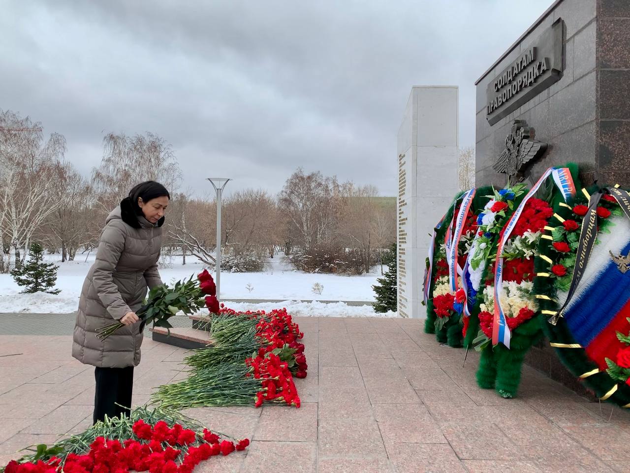 Солдатам правопорядка челябинск. Мемориал солдатам правопорядка (Челябинск). Возложение цветов к мемориалу. Цветы к памятнику памяти погибших сотрудников. Солдаты правопорядка.