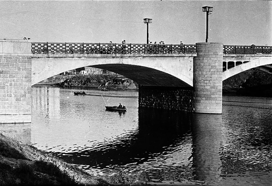 Вологодские мосты. Октябрьский мост Вологда. Железнодорожный мост Вологда. Старый мост Тверь. Люди на мосту - (1959г).