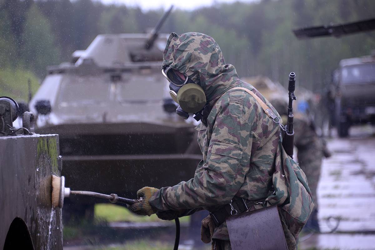 Защищая д. Войска РХБЗ отгнесетчик. РХБЗ огнеметчики. Войска рхбзогнеметчик. Войска РХБЗ огнеметчики.