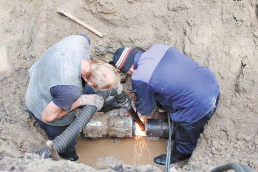 Авария на водоводе. Авария на сетях водоснабжения. Устранение аварии на водопроводе. Аварии в системах водоснабжения. Аварии системы водоснабжения. Авария на водоводе. Авария на сетях водоснабжения. Устранение аварии на водопроводе. Аварии в системах водоснабжения.