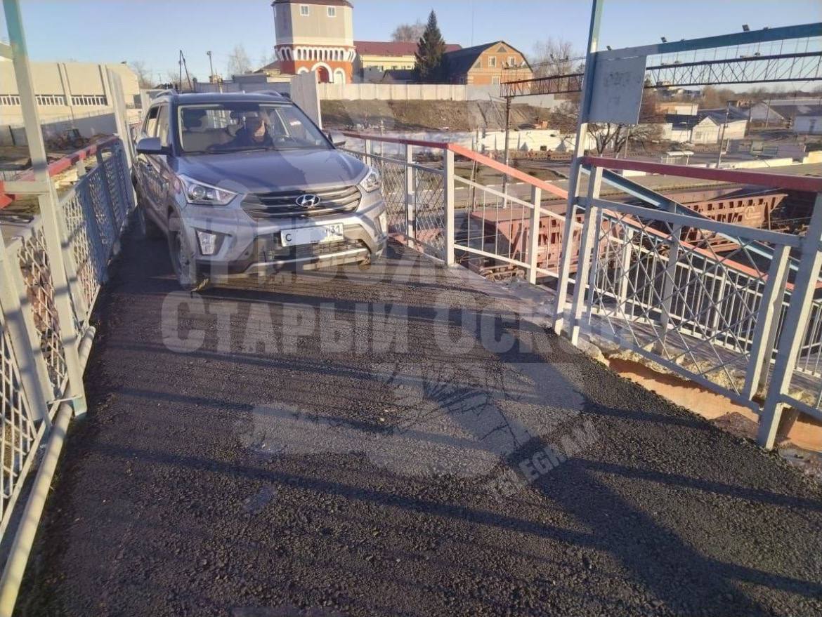 Заехал на мост. Заезженные машины. Старый Оскол сейчас. Неснегозаносимые пешеходные мосты. Пешеходный переход под мостом.