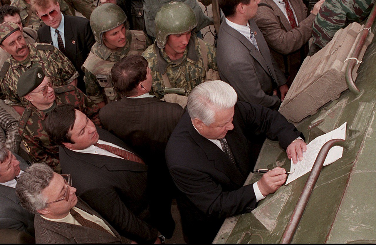 Подписаться на войну. Ельцин и Яндарбиев 1996. Ельцин в Чечне. Ельцин в Чечне в 1996г.