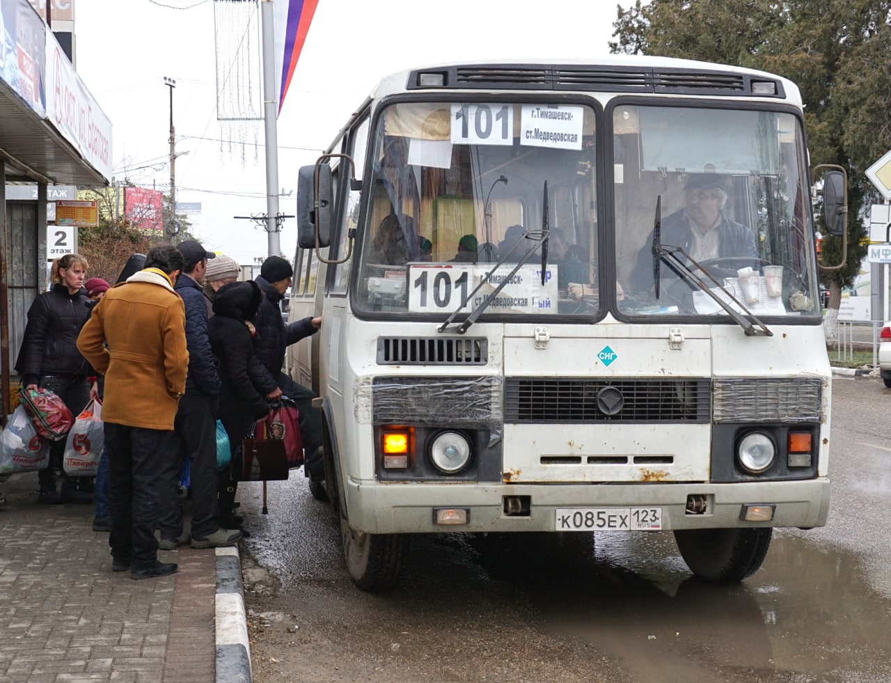 Приходила автобусов. Маршрутка на остановке. Водила маршрутки. Коноба Тимашевск. Высадка автобус.