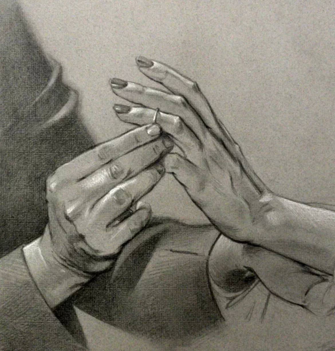 Мужская и женская рука карандашом