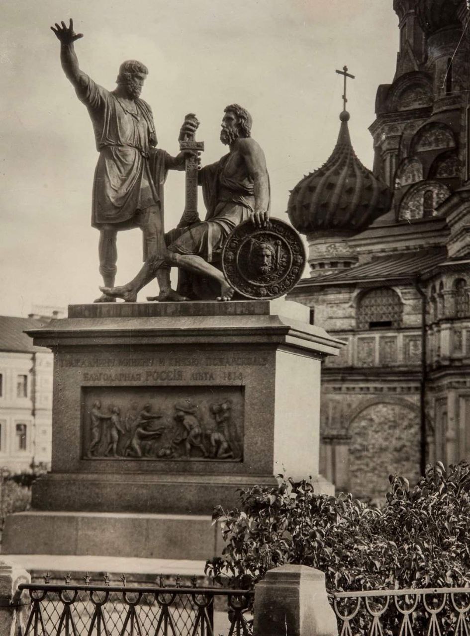 В каком городе памятник минину. Памятник Минину и Пожарскому Москва 19 века. Памятник Минину и Пожарскому в Москве 1818. Минин и Пожарский памятник в Москве 19 век. Памятник Минину и Пожарскому 18 век.