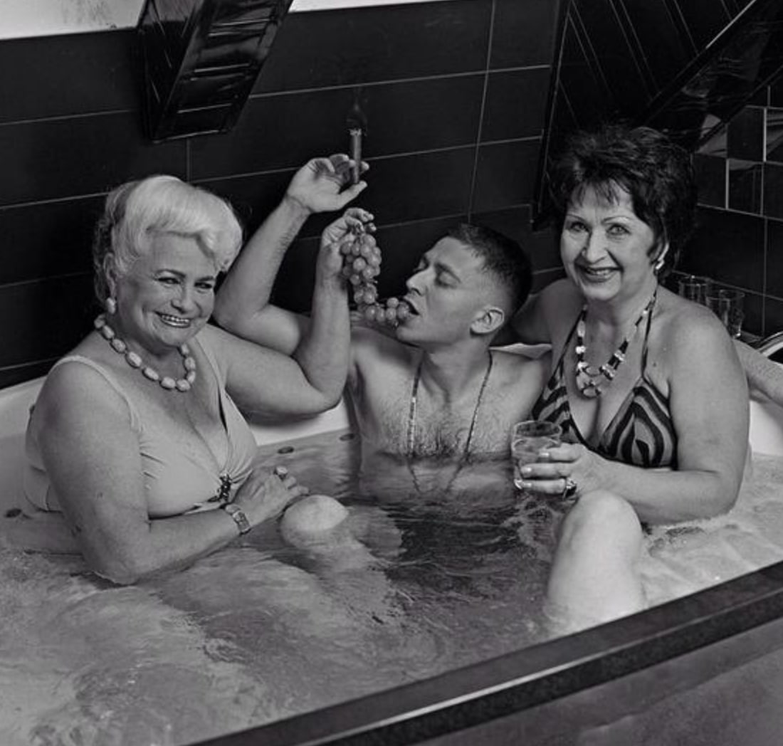 Жена с другом в ванной. Оксимирон с бабулями в ванне. Женщина в ванной. Оксимирон с бабушками в ванной. Бабушка в ванной.